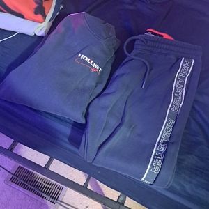 Young mens Hollister jogging outfit